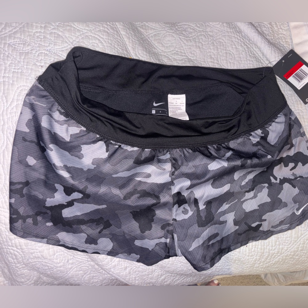 NWT Nike Women's camo running Shorts Black/grey Built in Liner size L